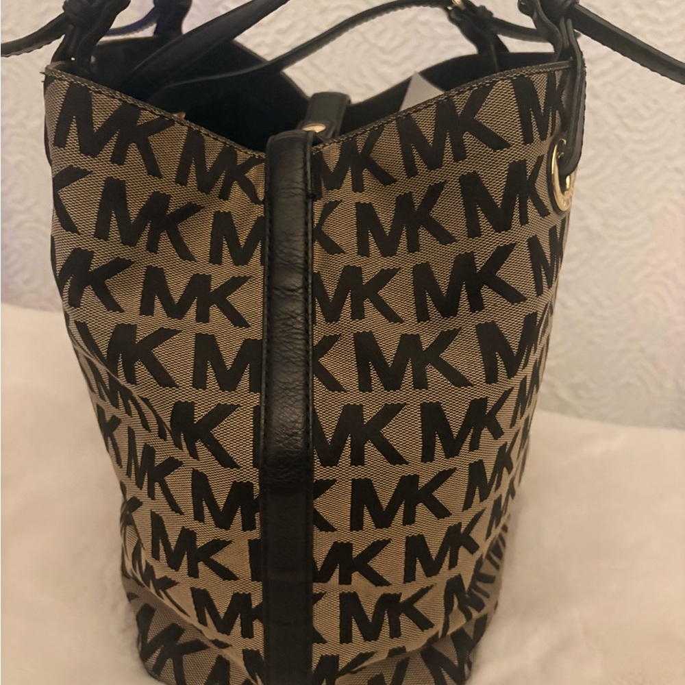 Michael Kors Signature Black and Tan Shoulder Bag - Picture 2 of 5